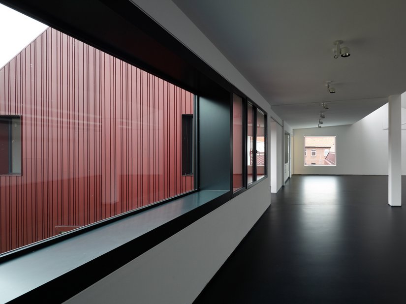 Präzise gesetzte Fenster helfen bei der Orientierung im verwinkelten Gebäudeensemble.