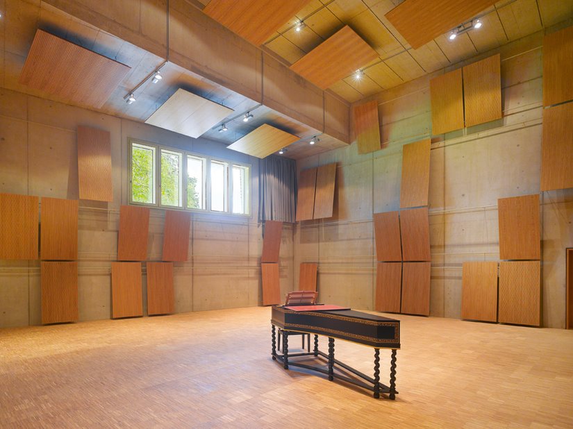 Der 8,30 m hohe Raum beinhaltet ein Luftvolumen von 1700 m³ und ist somit optimal für 35 Musiker. Zudem ist der Raum mit von Hand verschiebbaren Holzpaneelen zur individuellen Einstellung der Akustik versehen.