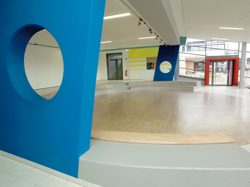 Die Eingangshalle bildet die Verbindung zwischen Öffentlichkeit/Fassade und Innenraum/Schulbetrieb. Sie ist der erste und damit prägende Eindruck des Gebäudes.
