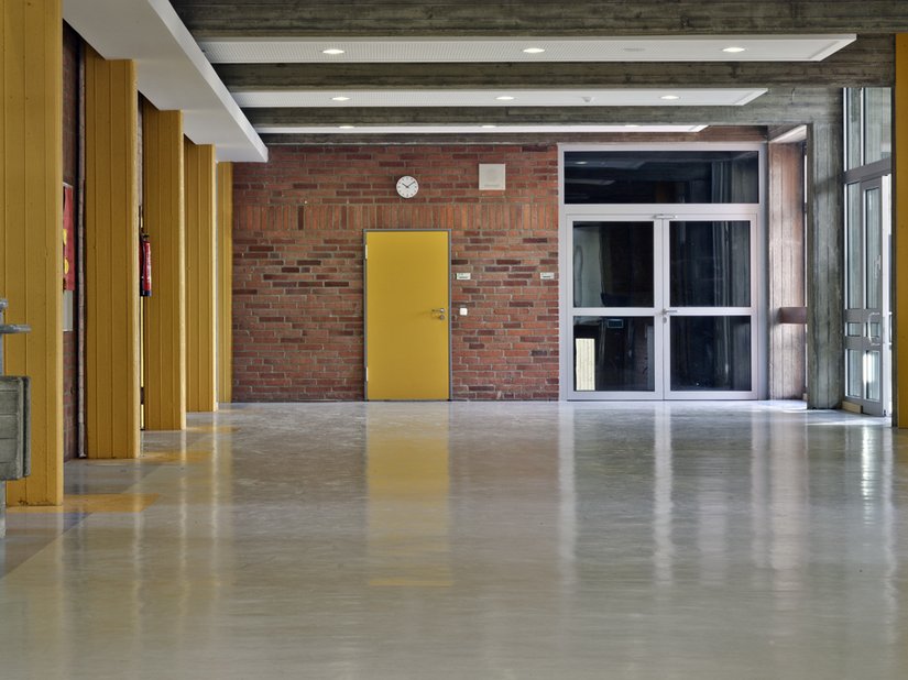 Die Säulen und die Tür setzen sich durch das Gelb vom restlichen Flur ab.