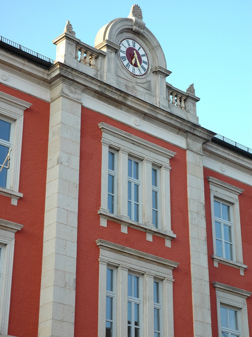 Scala Farbtöne: Fassade: Sonderfarbton 2, Gliederung, Sockel: Naturstein, Fenster: 75.03.12 (RAL 7035)
