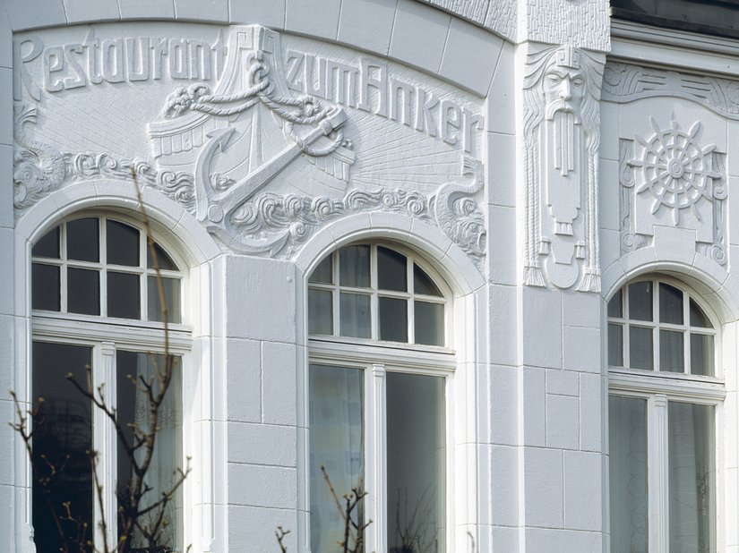 Scala-Farbtöne: Fassade: 99.00.06, Fassadenlisenen: 99.00.15, Fassade EG: 99.00.21, Ornamente, Fensterbänke: 99.00.30