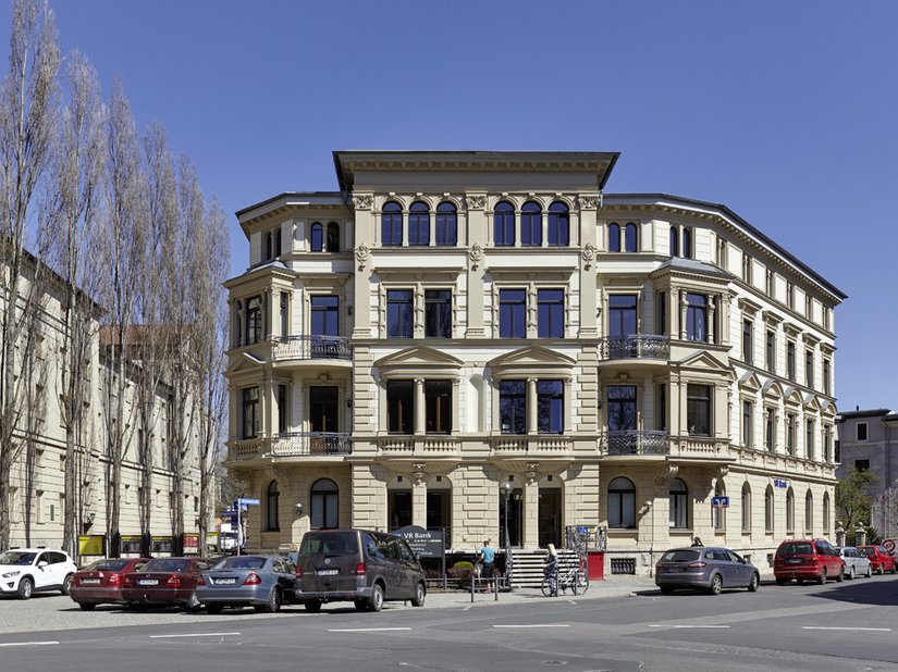 Links sieht man die Längsfassade des 1908 vollendeten neoklassizistischen Deutschen Nationaltheaters, welches mit Thüringer Travertin verkleidet wurde.