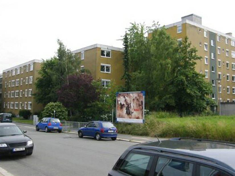 Der Wohnkomplex Dr. Enders-Straße vor der Sanierung. Viel Grün und großzügig angelegte Freiflächen umgeben diese Wohnanlage.