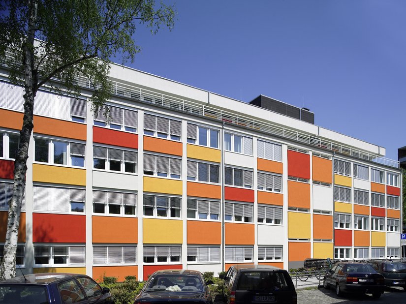 Freundlicher Farbklecks, ein Bürogebäude im Farbwandel.