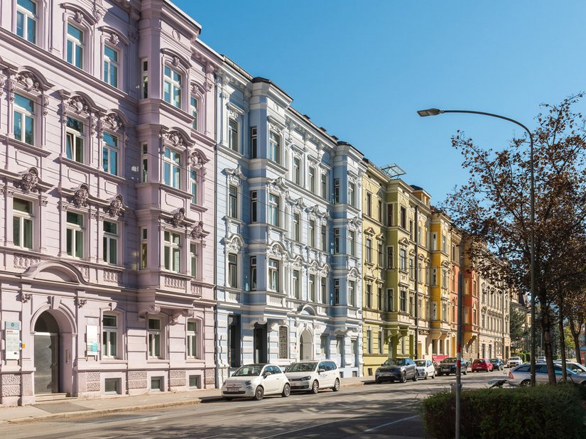 Die Fassade wurde farbig so markant und gekonnt gegliedert, dass das Gebäude selbst und der ganze Straßenzug aufgewertet wird.