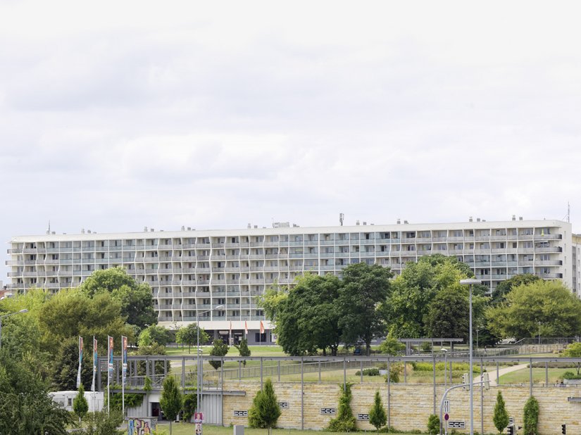 Der längste Plattenbau Magdeburgs steht städtebaulich an prominenter Stelle und prägt die Silhouette der Stadt.