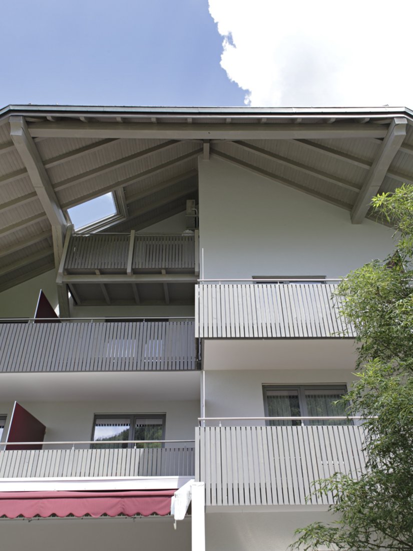 Der freundliche und helle Farbton des Daches harmoniert mit der neuen Balkonverkleidung.