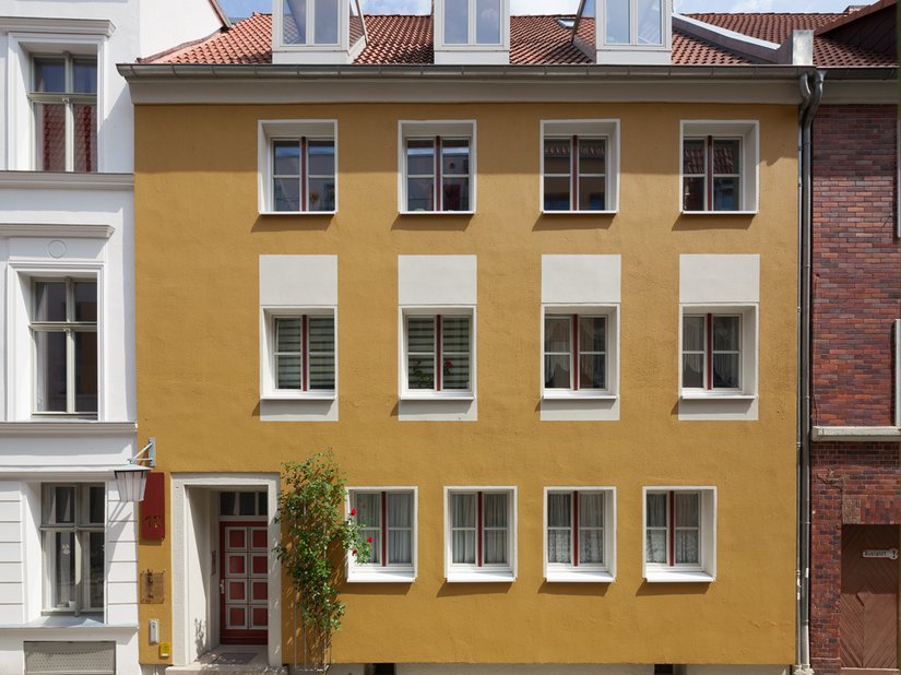 Zurückhaltend und ideenreich entwickeln Fensterrahmen und helle Farbflächen einen krafvollen Eindruck aus den horizontalen Fensterreihen der Fassaden.