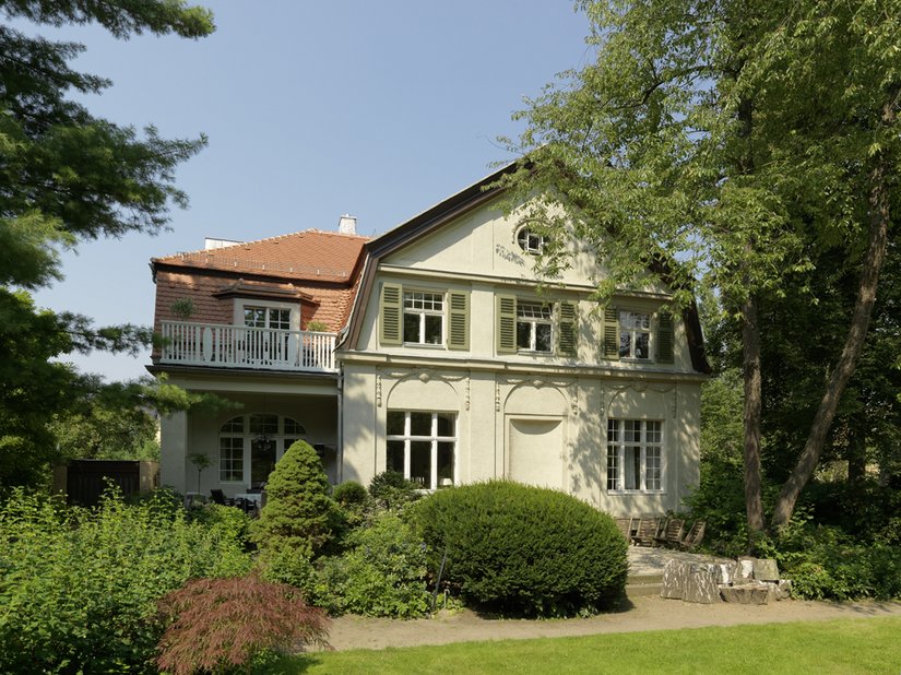 Die kleine, wohlproportionierte Villa auf einem großen Gartengrundstück in Dresden-Blasewitz gefällt spontan durch dezente Eleganz und sparsames plastisches Dekor.