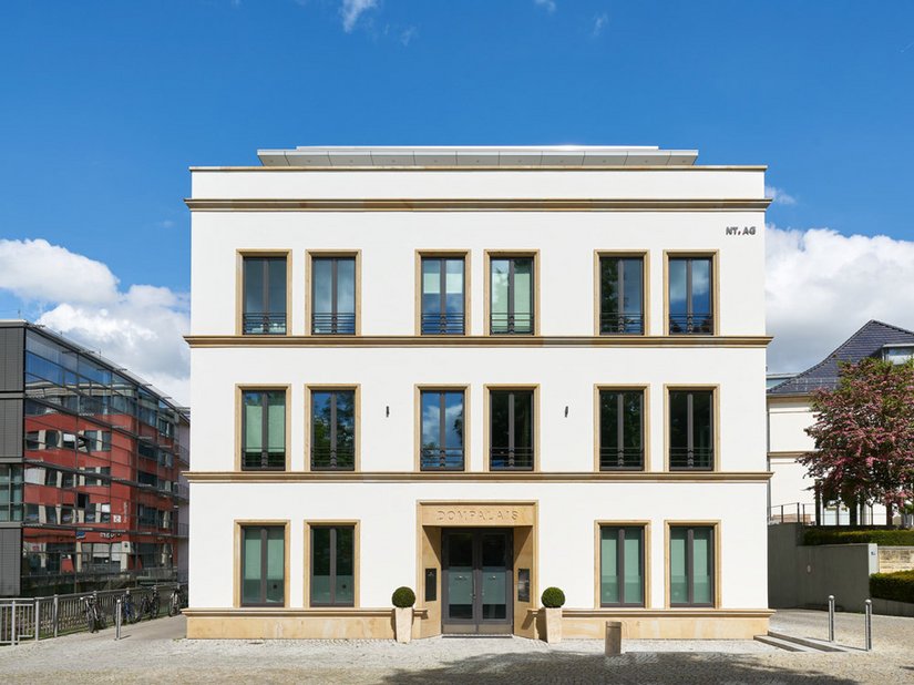 Das Dompalais stellt den Übergang von der historischen Bebauung zu den Neubauten her und vermittelt in Höhe und Aussehen.