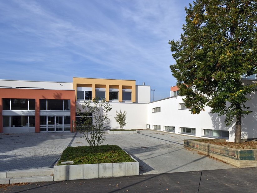 Die Umbaumaßnahmen der Ganztagesgrundschule umfassten sowohl die Außenfassaden des Schulgebäudes und der Turnhalle als auch den gesamten Innenraum mit Möblierung.