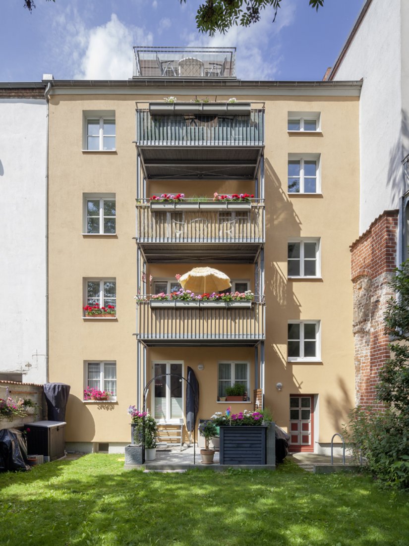 Die Balkone und der Garten laden zu Stunden in der Sonne ein.