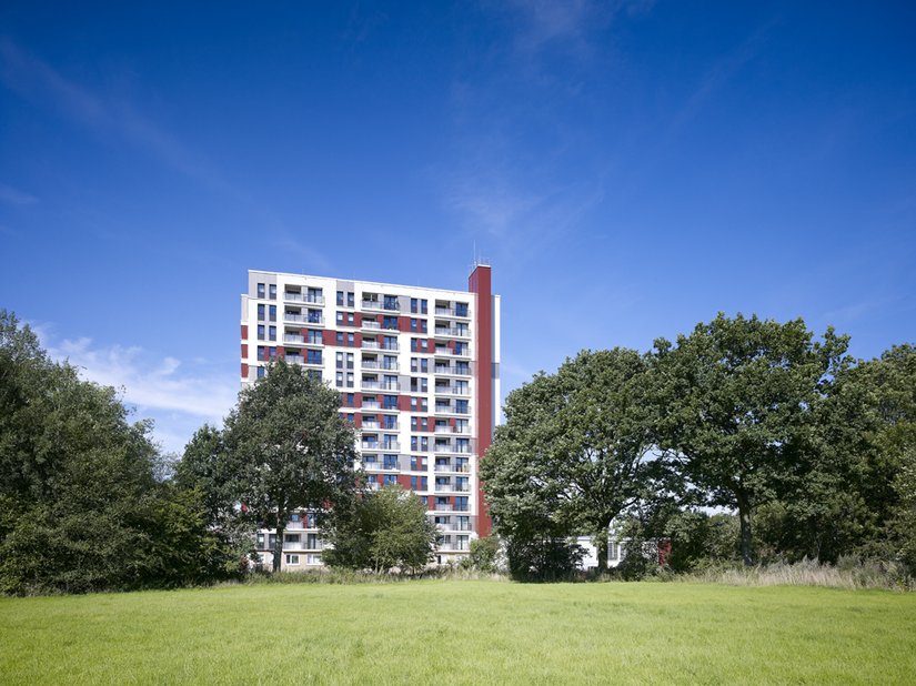 Aus einem eintönig gestapelten Wohnhochhaus mit Gewerbefläche ist ein vitales, vielfältig differenziertes städtebauliches Merkzeichen geworden, das von jeder Seite neue stadtgestalterische Perspektiven bietet.