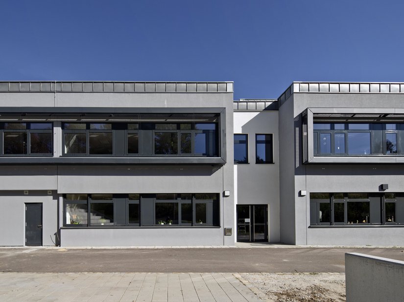 Bei der Komplettsanierung der Johann-Brunner-Mittelschule in Cham wurden die Schulgebäude energetisch ertüchtigt und barrierefrei ausgebaut.
