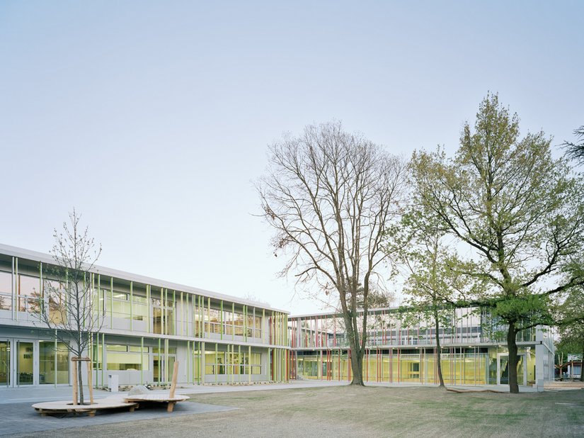 Der zentrale Hof der Schule öffnet sich einladend zur Straße.