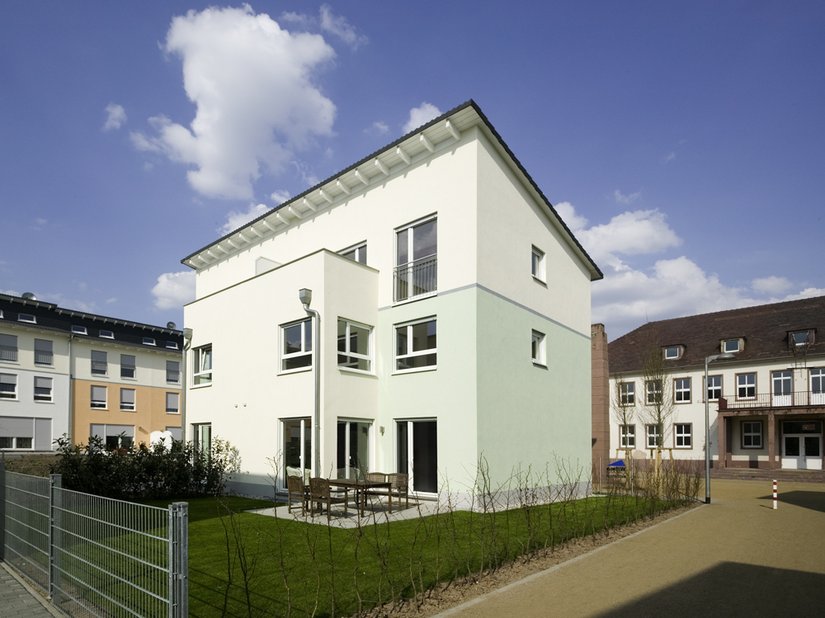 Doppelhaus und Blick auf das historische Nachbargebäude: Scala Farbtöne: Fassade: 09.06.03, 12.09.06, 84.06.12, Gurtband: 63.03.15