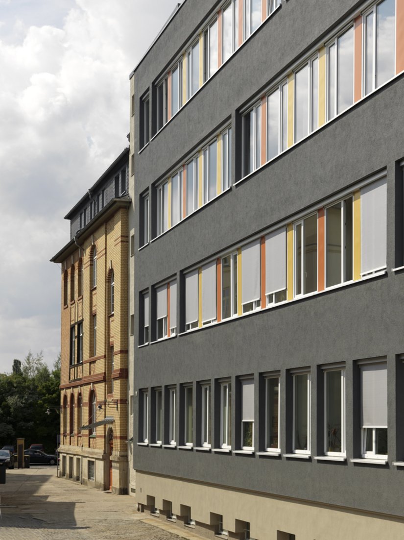 Als Grundfarbe für den Neubau wurde das Schieferanthrazit des Klinkerbaus übernommen.