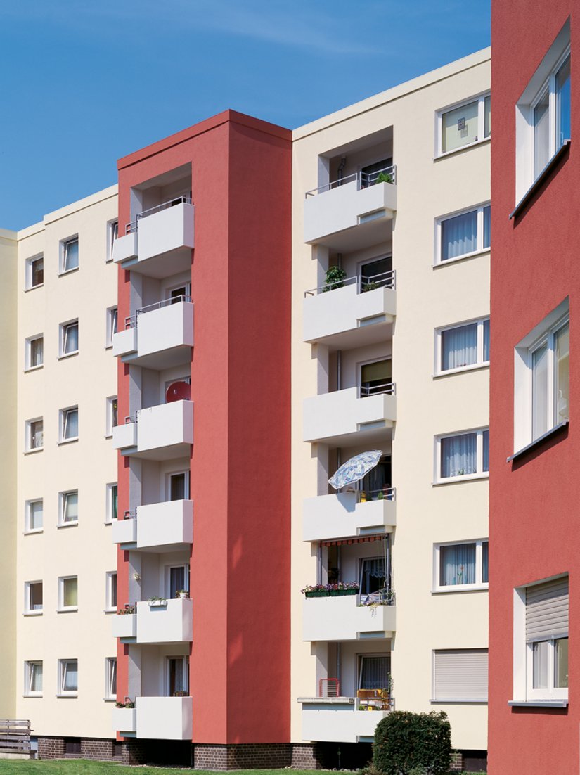 Scala Farbtöne: Fassade: Sonderfarbton BBG, 06.09.06, Treppenhaustürme: 03.03.18 (RAL 7030), Leibungen/Balkonloggien: 03.03.03, Balkonbrüstungen: 03.03.09, Balkongeländer/Haustüren: 60.ME.01 (RAL 9006)