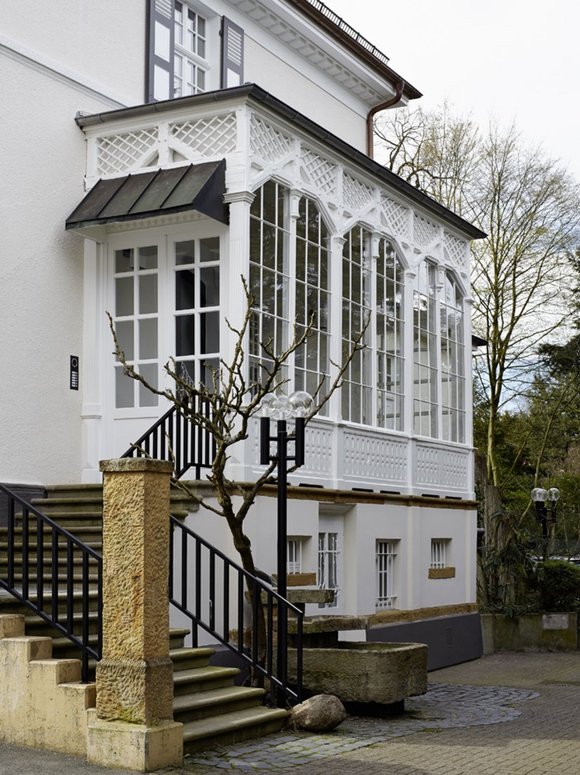 Die Sprossenfenster und hölzernen Bauteile des Wintergartens wurden aufwendig instand gesetzt.