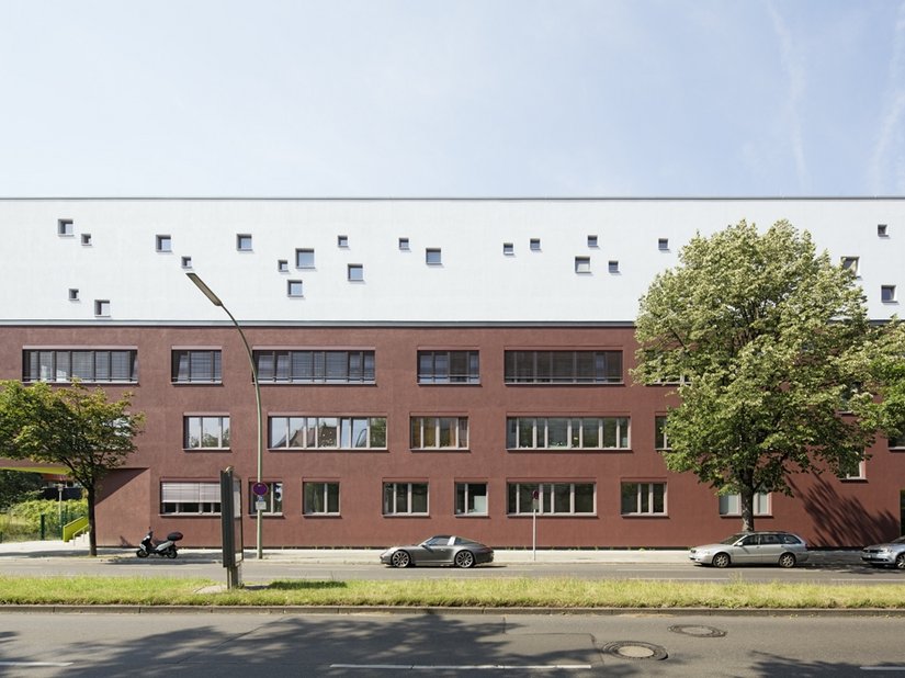 Die kleinen unregelmäßig angeordneten Fensteröffnungen wirken in den Abendstunden wie Sterne am Himmel.