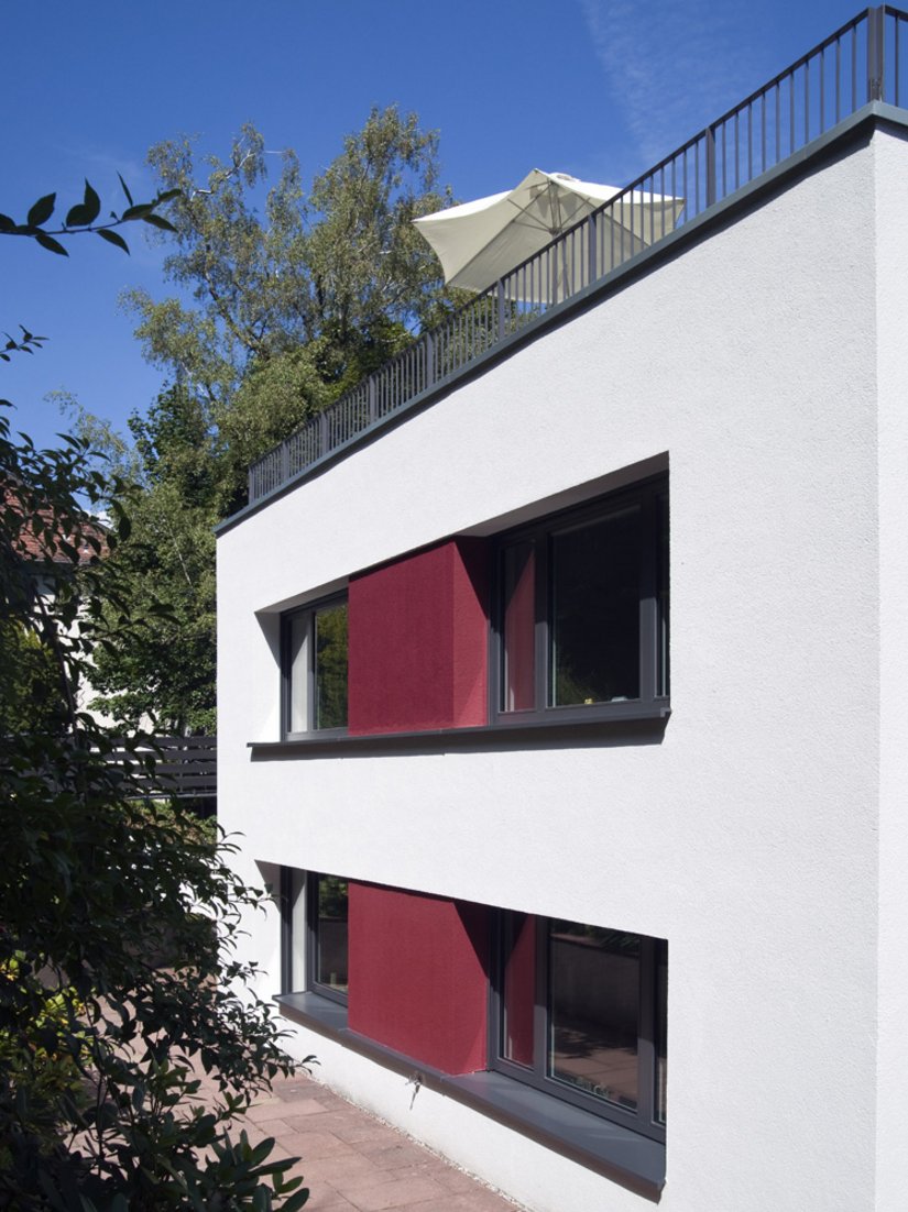 Die TSR-Formulierung der Acryl-Fassadenfarbe 100 verhindert die zu starke Aufheizung der dunklen Fassadenflächen.