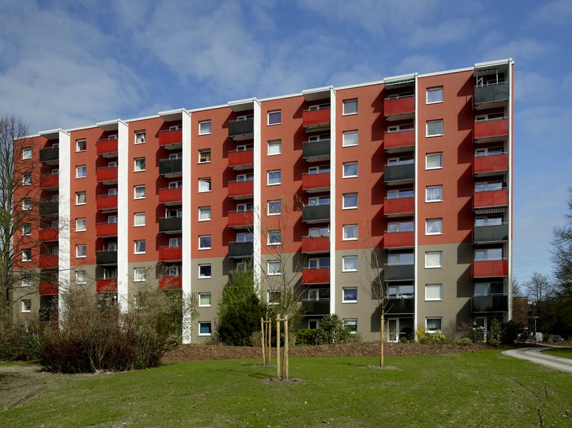 Ein wie tausende gesichtslos erbautes Wohnhaus gewinnt ungemein durch die neue Fassade und wird zur charaktervollen Persönlichkeit.