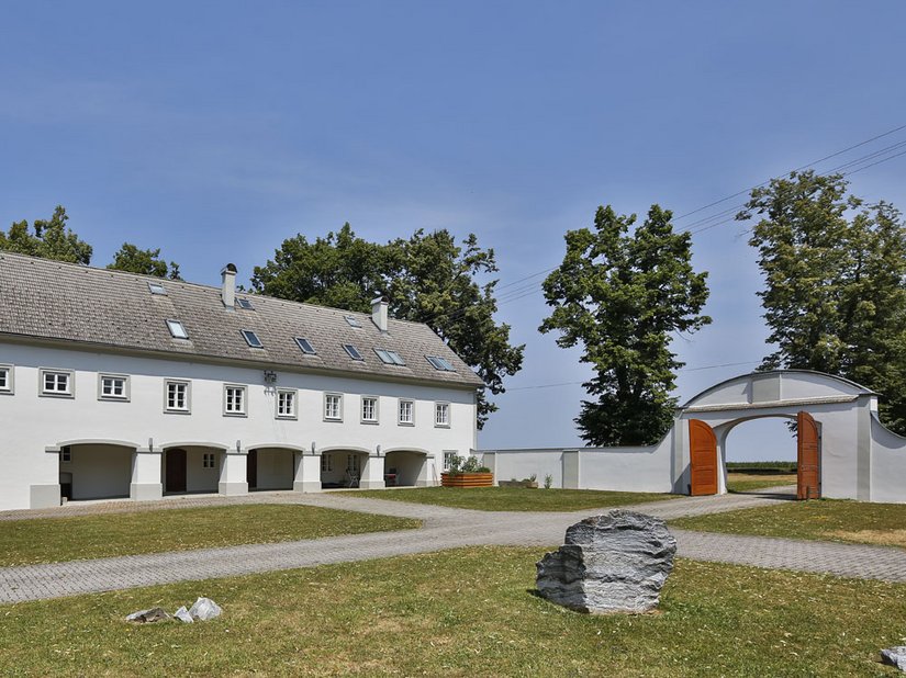 Durch die Weiterführung der gleichen Farbgebung an der Gartenmauer ist es gelungen, das gesamte Objekt in die Umgebung einzubinden.