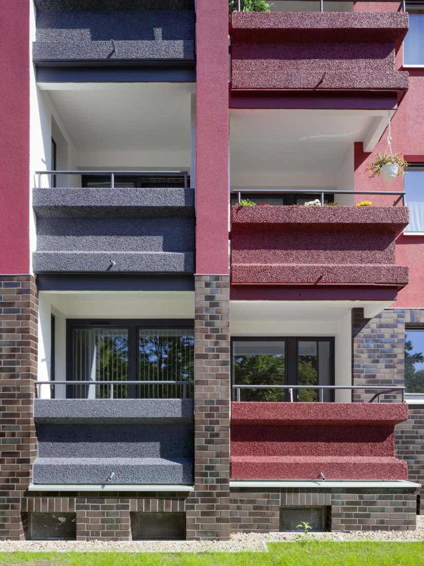 Balkone mit kräftigen Farbtönen, im Zusammenspiel mit keramischen Belägen, setzen Akzente.