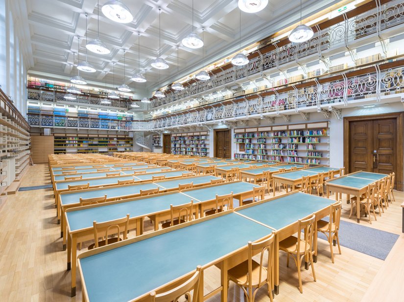 Die Universitätsbibliothek bietet reichlich Platz zum Lernen für die Studierenden.