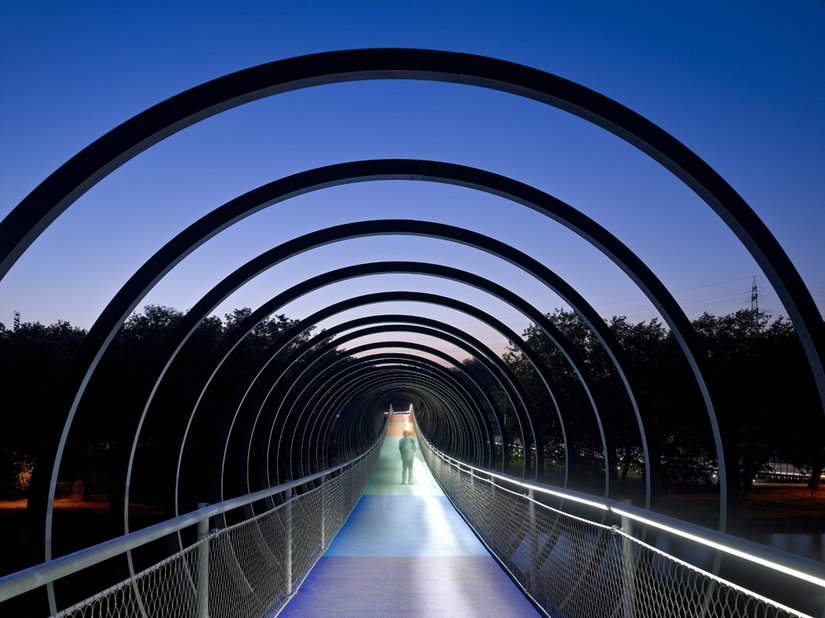 Leichtes Schwingen macht die Bewegungsenergie direkt spürbar und lässt die Brücke „lebendig“ werden – dies war durchaus Ziel der Planer.