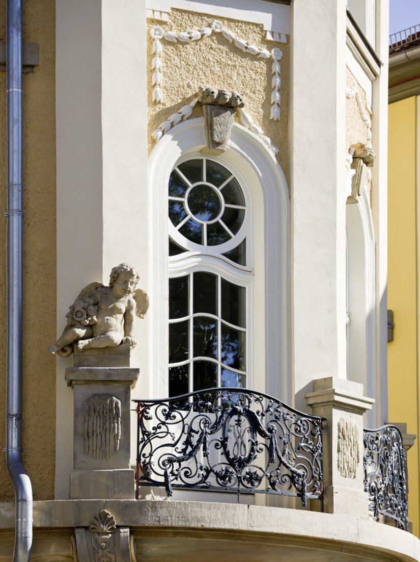 Die Fassade zieht mit ihren zahlreichen dekorativen Schmuckelementen jeden Betrachter in den Bann.