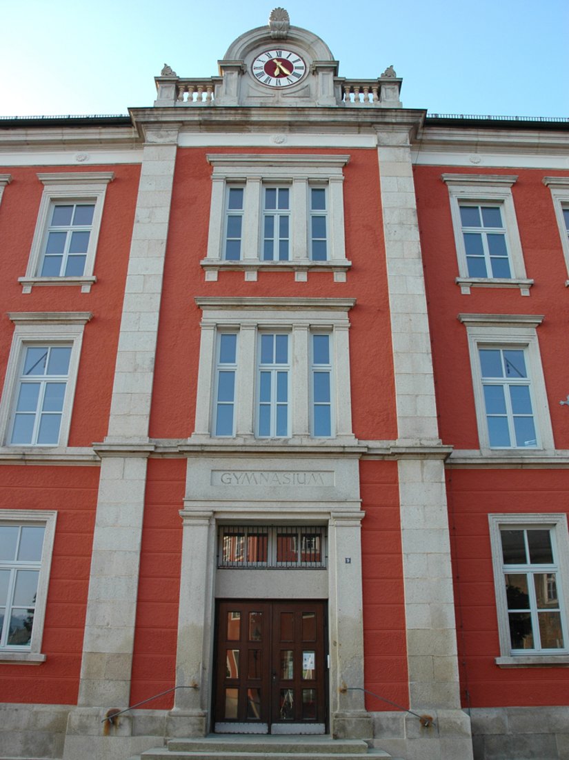 Scala Farbtöne: Fassade: Sonderfarbton 2, Gliederung, Sockel: Naturstein, Fenster: 75.03.12 (RAL 7035)