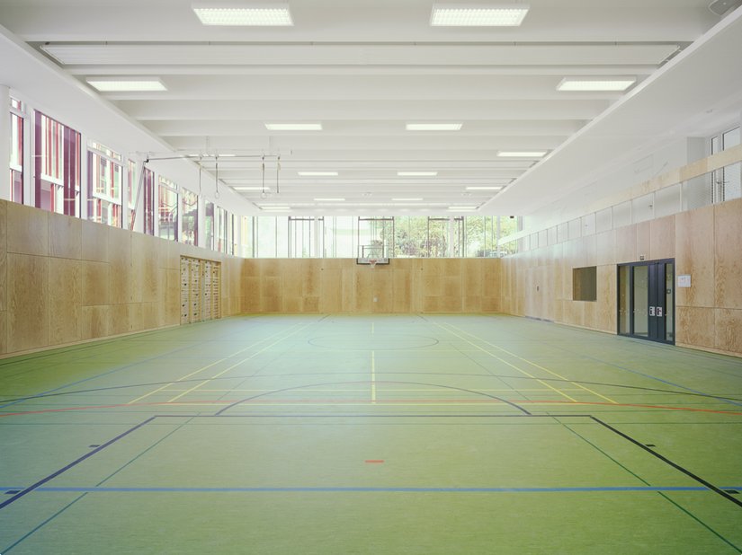 Neben dem Schulgebäude wurde auch eine Sporthalle mit ca. 800 m² Grundfläche errichtet.