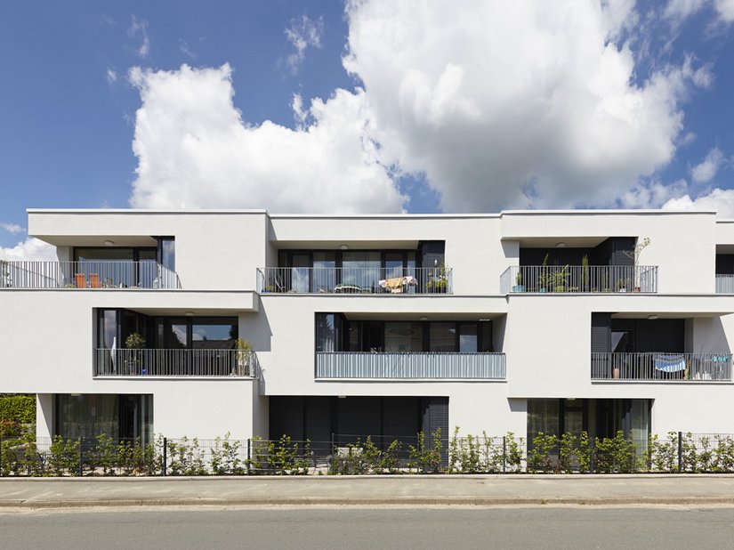 Das Volumen des Baukörpers wird durch die vor- bzw. rückgestellten Bauteile optisch reduziert.