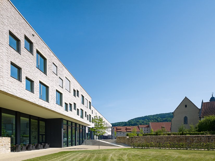 Statt einer Klostermauer riegelt das Tagungshotel das Klosterareal von der Gemeinde Morschen ab und schafft so eine kontemplative Atmosphäre.