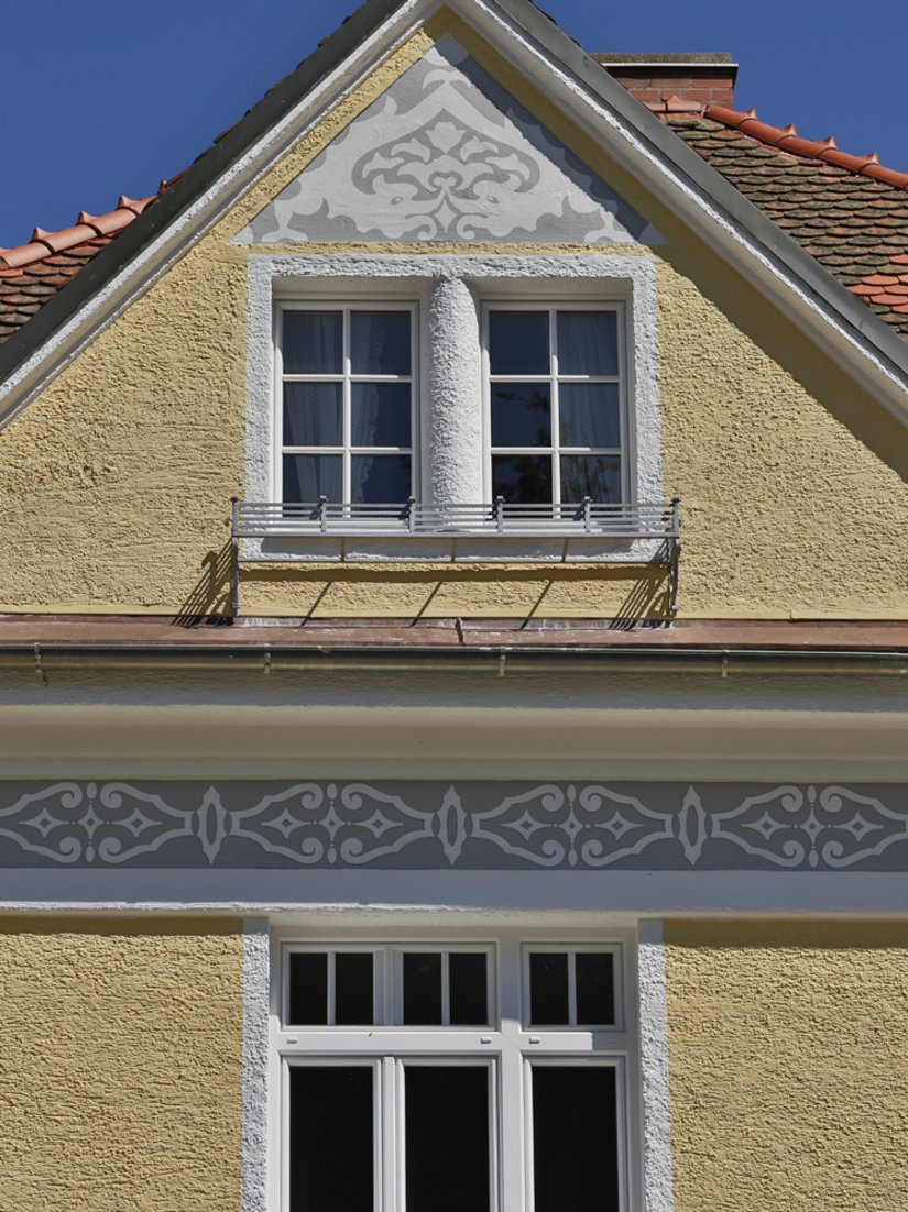 Die Friesen wurden detailgetreu gearbeitet und setzen sich durch ihren Grauton von der Fassade ab.