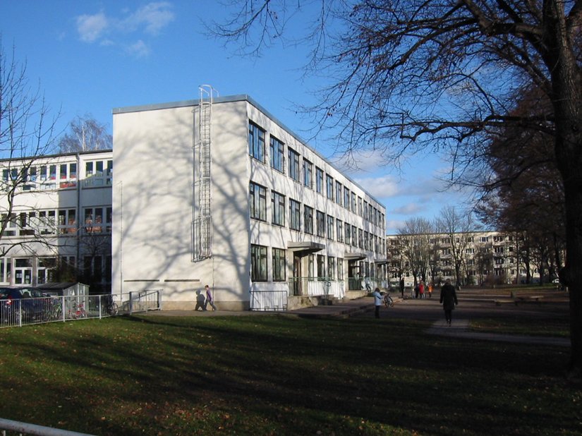 Vor der Sanierung wurde das Erscheinungsbild der Schule von tristem Grau dominiert.