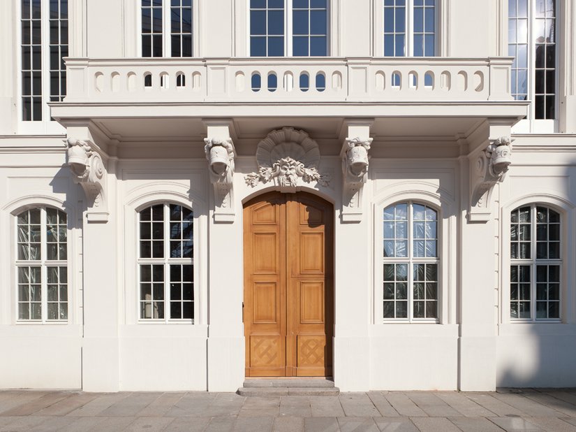 In Abstimmung mit der Denkmalpflege wurden wichtige Bauteile wie Fensterbögen und Dekors in traditioneller Handwerkskunst gefertigt.