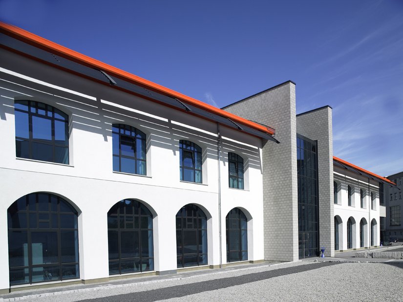 Umbau statt Abriss: Die frisch renovierte historische Rundbogenfassade erhielt mit dem Brillux WDV-System Qju modernste Dämmtechnik.
