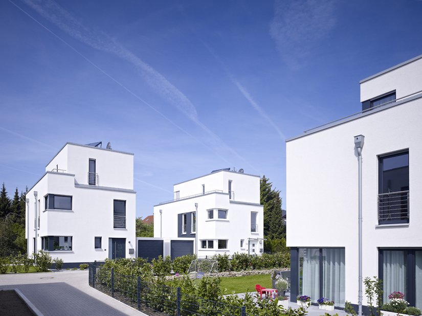Geometrische Klarheit der Gestaltung und auf das Wesentliche reduzierte Formen charakterisieren die Architektur dieser Einfamilienhäuser im Bauhausstil.