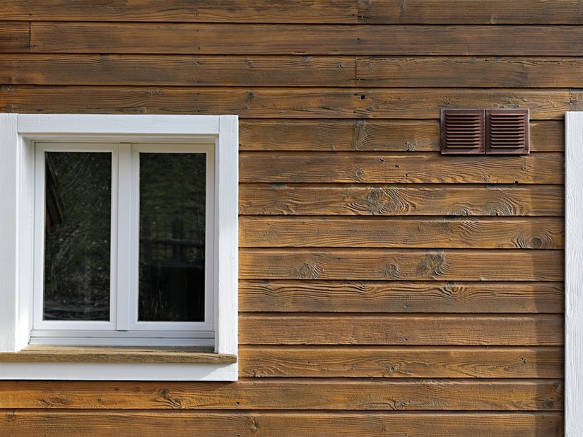 Ansprechende Kontraste: Für die Beschichtung der Fensterlaibungen kam Impredur Ventilack 822 zum Einsatz.