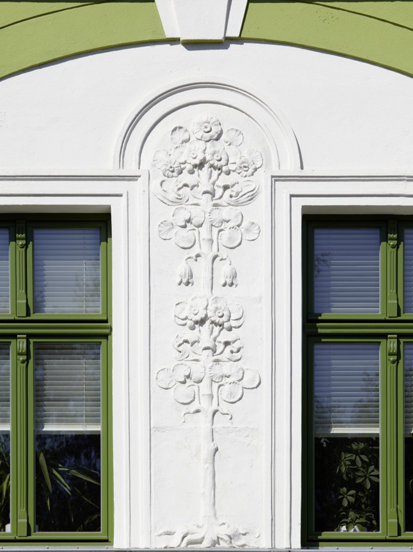 Einen gestalterischen Höhepunkt stellen die kräftig grün lackierten Fensterrahmen dar.