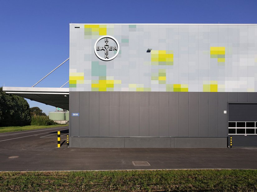 Die Gebäudehülle imponiert mit einer abstrakten, großformatig verpixelten Darstellung eines Rapsfelds.