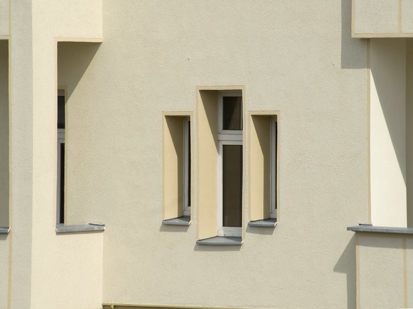 Die dezente Absetzung der Faschen, Laibungen und Bänder wirkt edel.