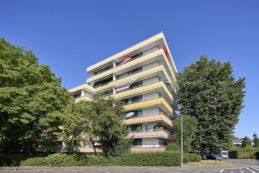 Strahlender Abschluss der Betonsanierung: Die neue Farbgestaltung setzt ein lebendiges Zeichen im Quartier