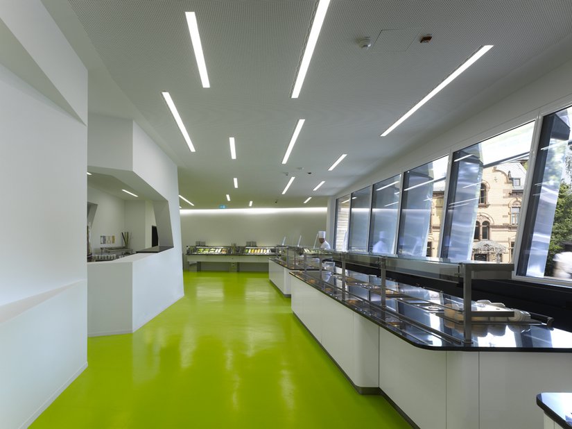 Grün und Weiß sind die dominanten Farben in dem Gebäude – in der Kantine sorgen sie für ein fröhliches Ambiente.