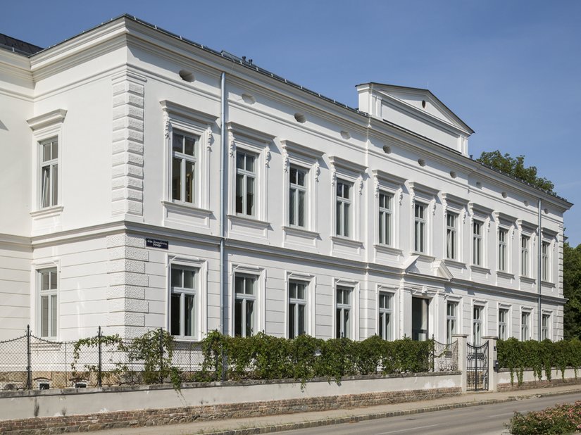 Für den Fassadenanstrich wurde Silikat-Finish 1811 verwendet.