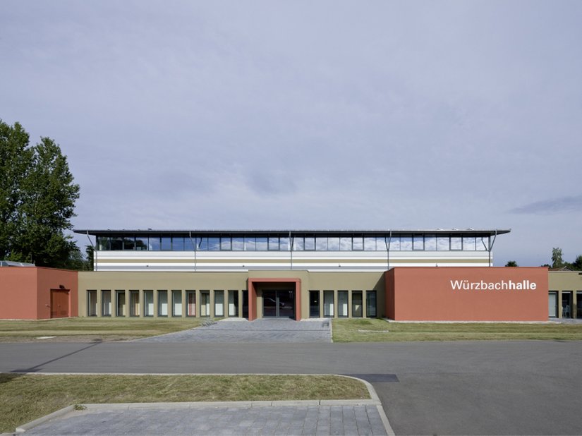 Die Würzbachhalle dient als multifunktionale Sport- und Mehrzweckhalle.