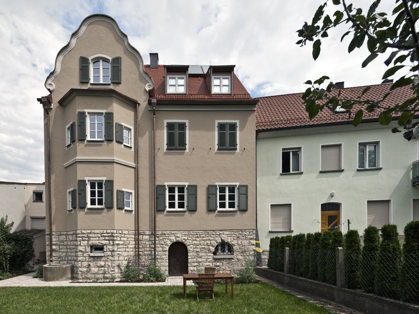 Das Gebäude erhielt bei der Sanierung den im Zweiten Weltkrieg zerstörten Schmuckgiebel zurück.